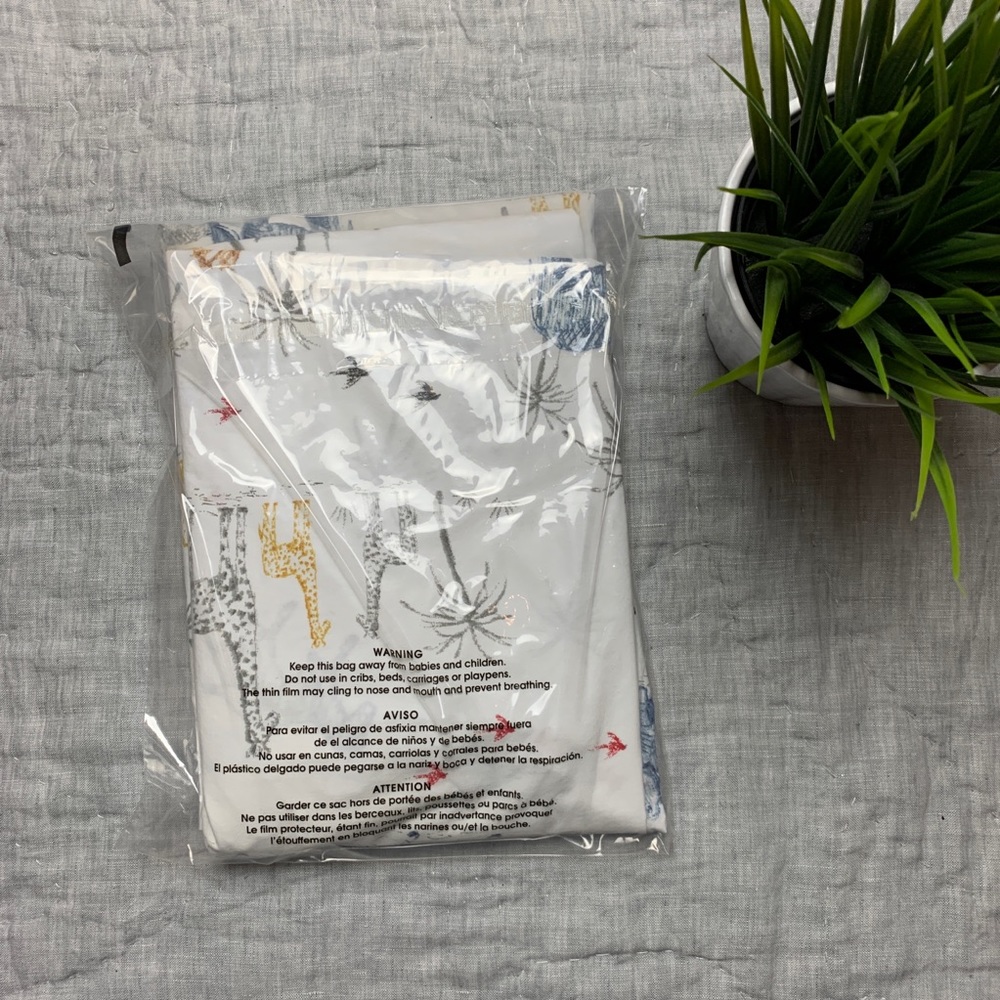 SOLD 🎉NWOT Pottery barn kids Safari Crib Sheet - Picture 2 of 2